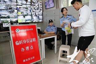 浓眉鼻子被杰伦-格林肘到流血了 肿得通红！哈姆赶紧喊暂停缓缓